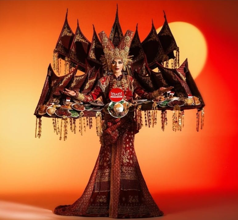 Bagian depan yang dihiasi masakan Padang. Foto: Dok.