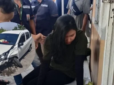 Wanita begal taksi online di Surabaya saat diamankan warga. Foto : Istimewa