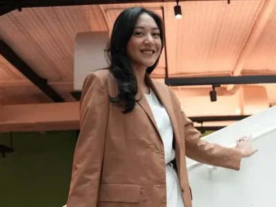 Putri Tanjung dapat tanda tangan 7 grup idol K-Pop di hari ulang tahun. Foto: Dok. Instagram @putri_tanjung