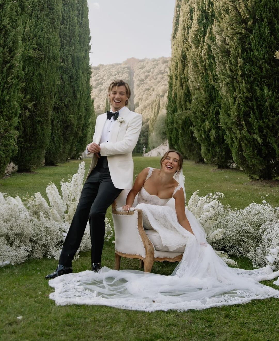 Kebahagiaan Millie dan Jake kini menjadi suami istri. Foto: Dok. Instagram @milliebobbybrown