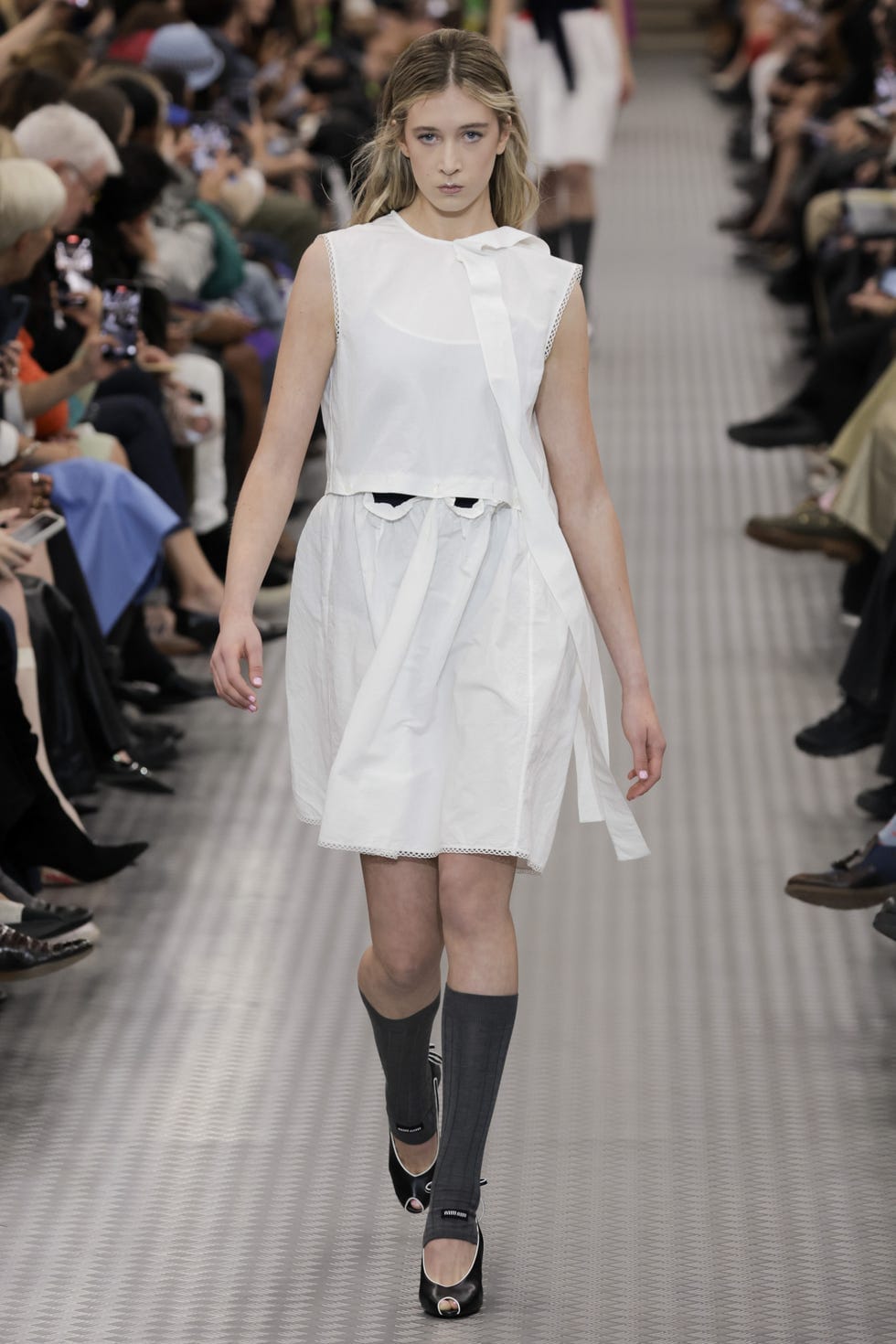 Sunday Rose melenggang di runway. Foto: Dok. Victor Virgile/Getty Images via Harpers Bazaar