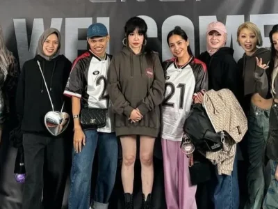 Nagita Slavina, Ayana Moon, dan Wanda Hara foto bareng 2NE1. Foto: Dok. Instagram @xolovelyayana