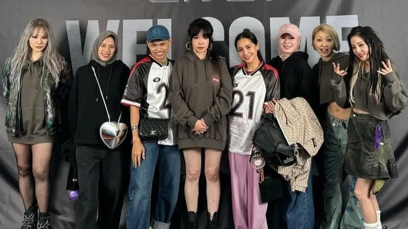Nagita Slavina, Ayana Moon, dan Wanda Hara Foto Bareng 2NE1