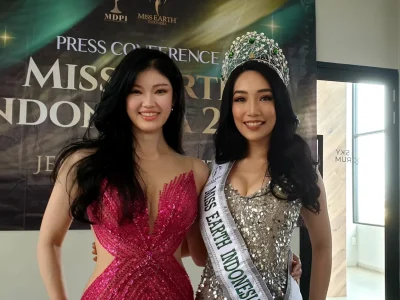 Miss Earth 2023 Cindy Inanto dan Miss Earth Indonesia 2024 Jennifer Calista. (Foto: Agnes/Nyata)