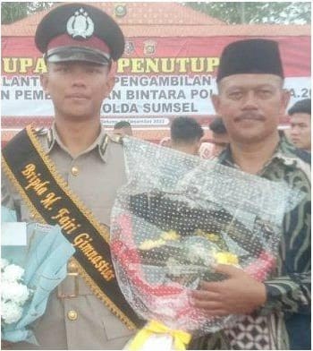 Bripda Muhammad Fajri Gymnastiar dan ayahnya, Talimin. Foto: Dok. Tribun News