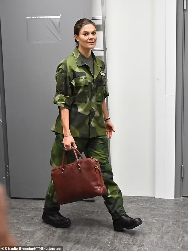 Penampilan Putri Victoria memakai seragam tentara. Foto: Dok. shutterstoc via Daily Mail