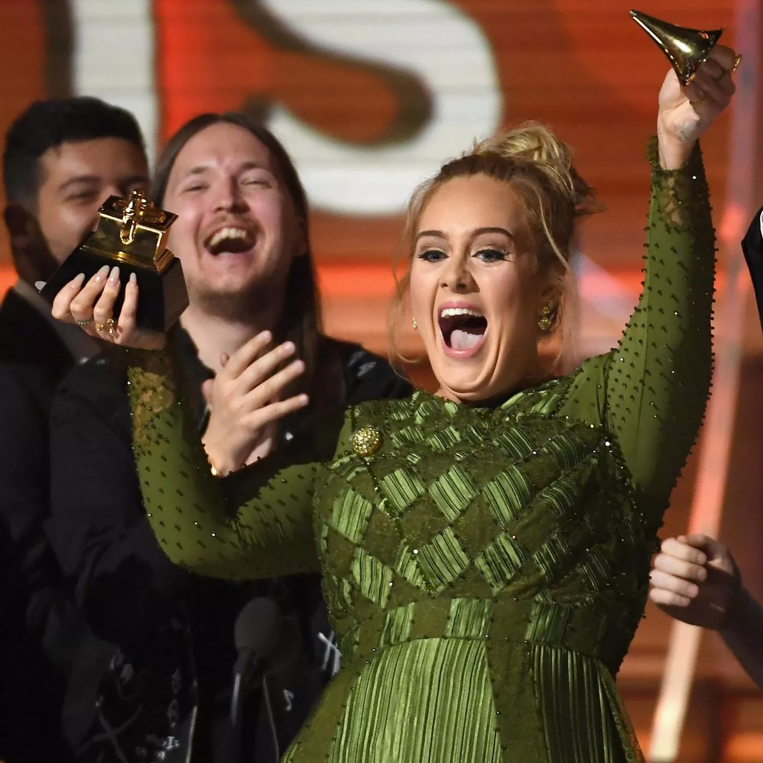 Adele membagi dua piala Grammy miliknya. Foto: Dok. Kevork Djansezian/Getty Images