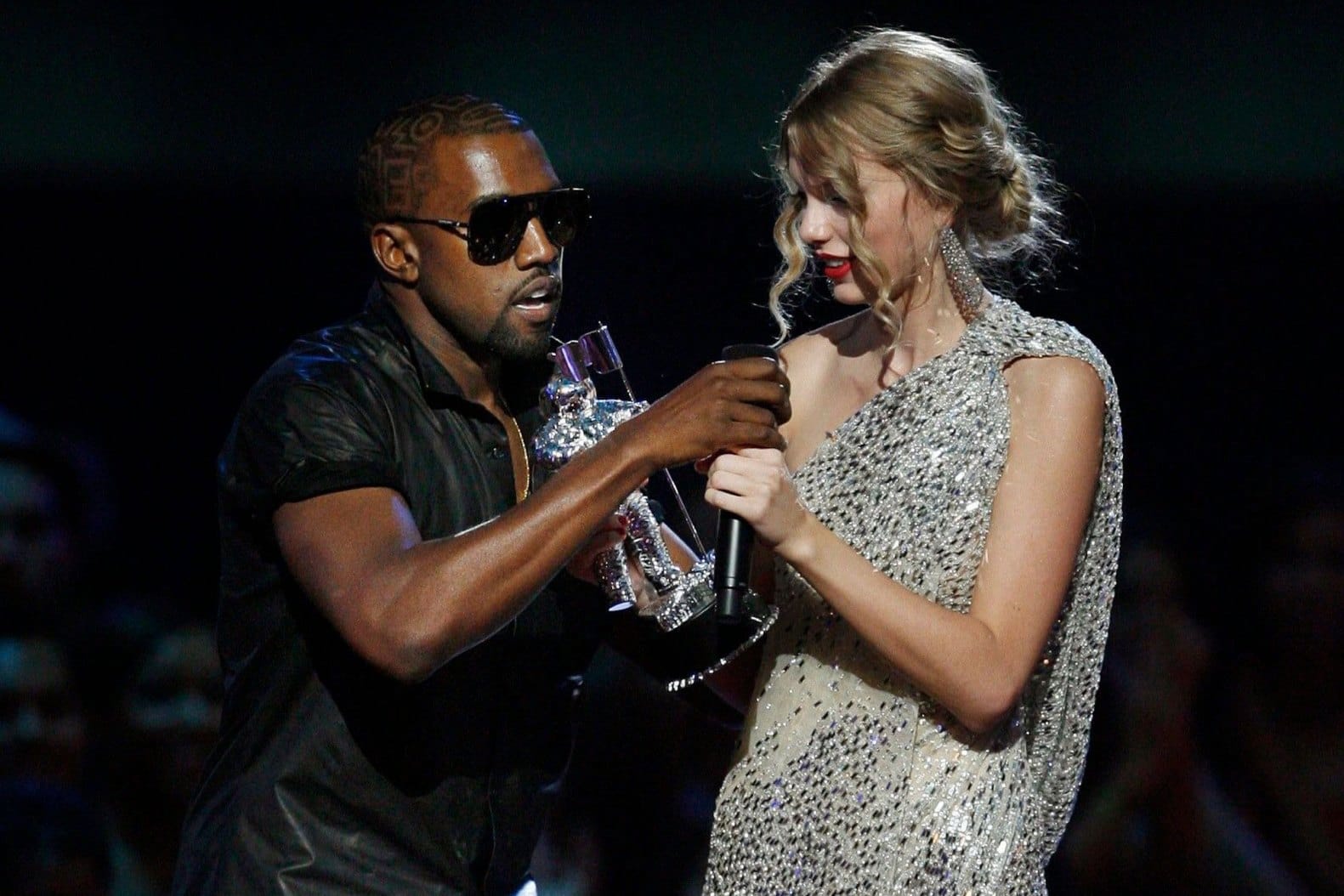 Momen Kanye West rebut mikrofon Taylor Swift. Foto: Dok. Jason Decrow/AP/Shutterstock