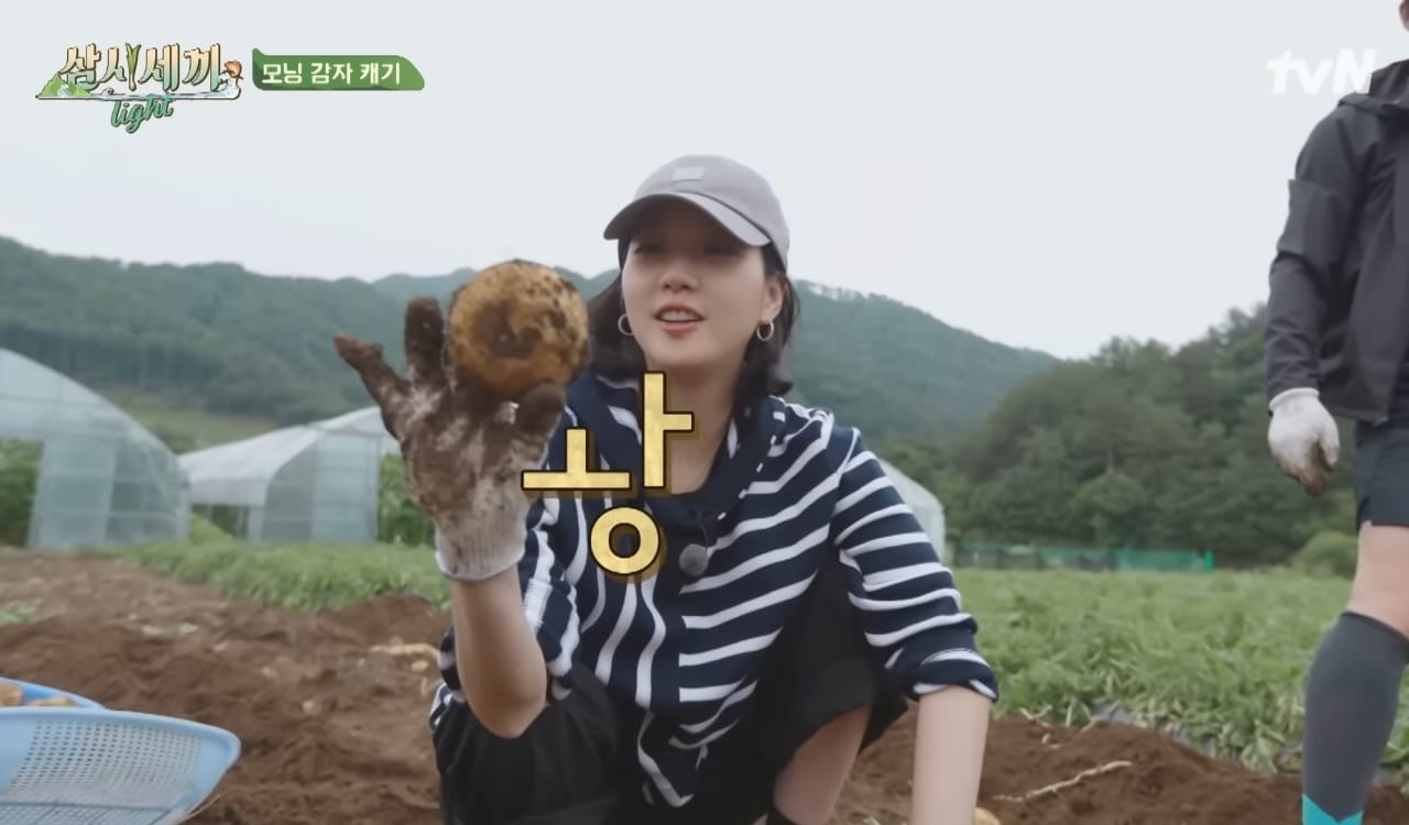 Go Eun tetap stylish meski kotor terkena tanah. Foto: Dok. YouTube tvN