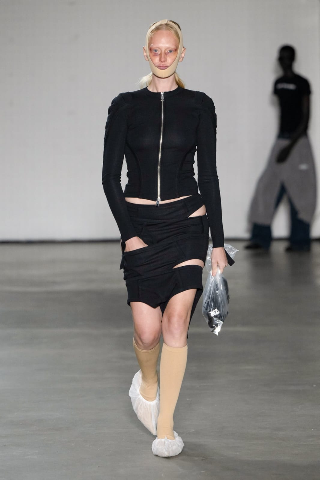 Bergaya pakai jaw straps. Foto: Dok. WWD