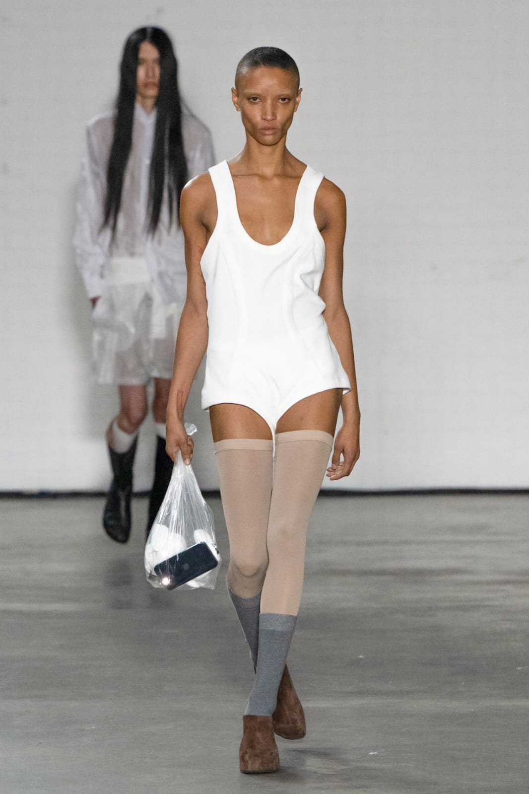 Model menenteng tas plastik. Foto: Dok. WWD