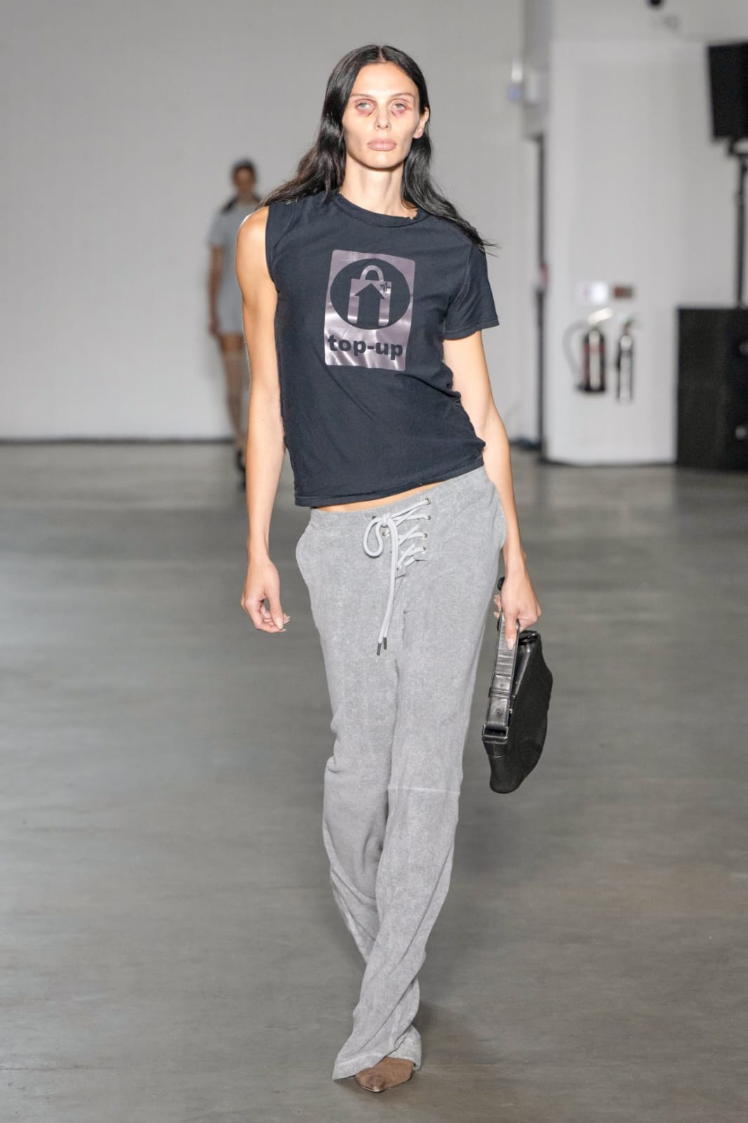 Gaya model dengan bagian bawah mata memar. Foto: Dok. WWD