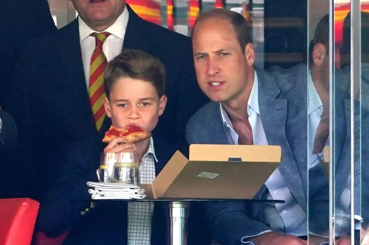 Pangeran George menonton pertandingan kriket bersama ayahnya. Foto: Dok. PA Images/InstarImages