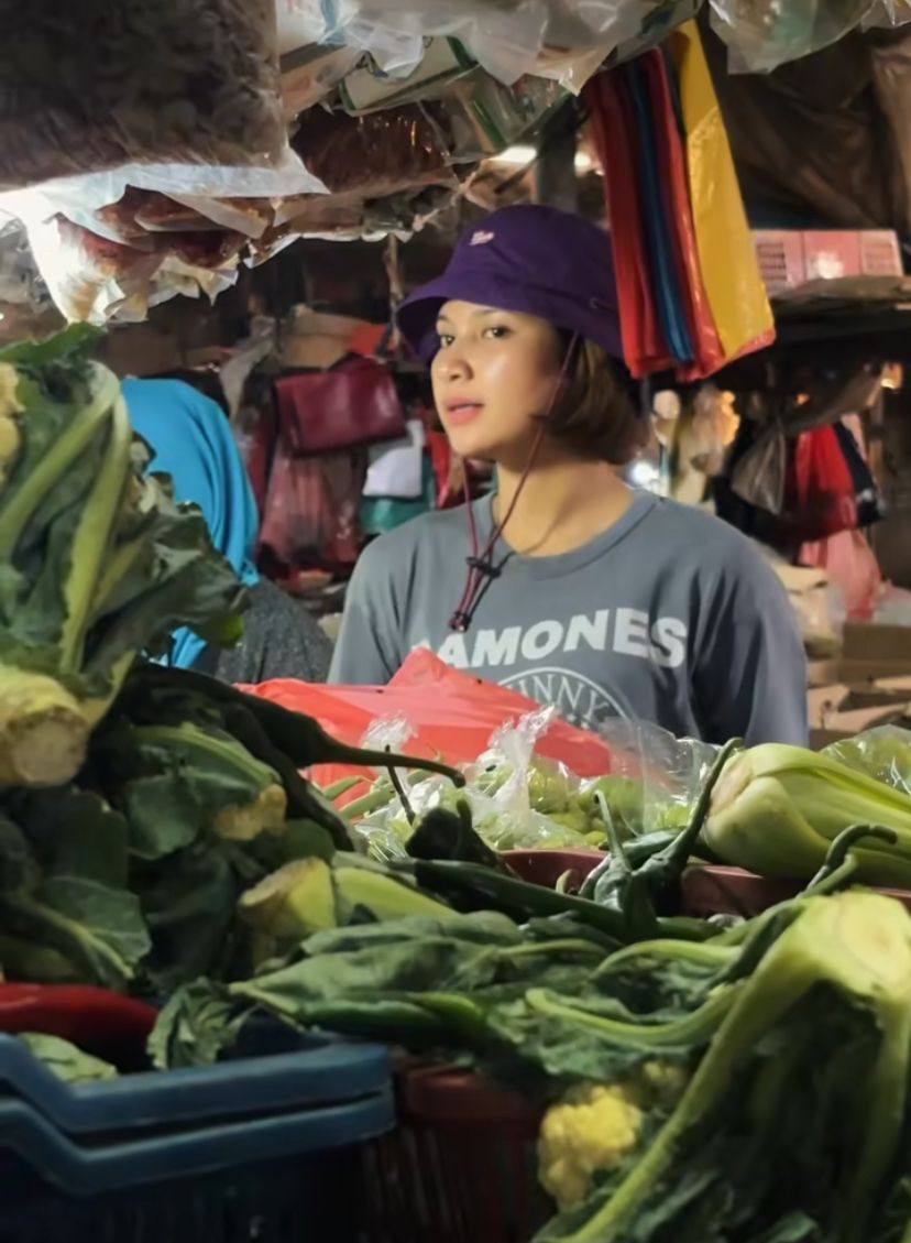 Indah Permatasari saat belanja di pasar tradisional. Foto : Instagram/indahpermatas
