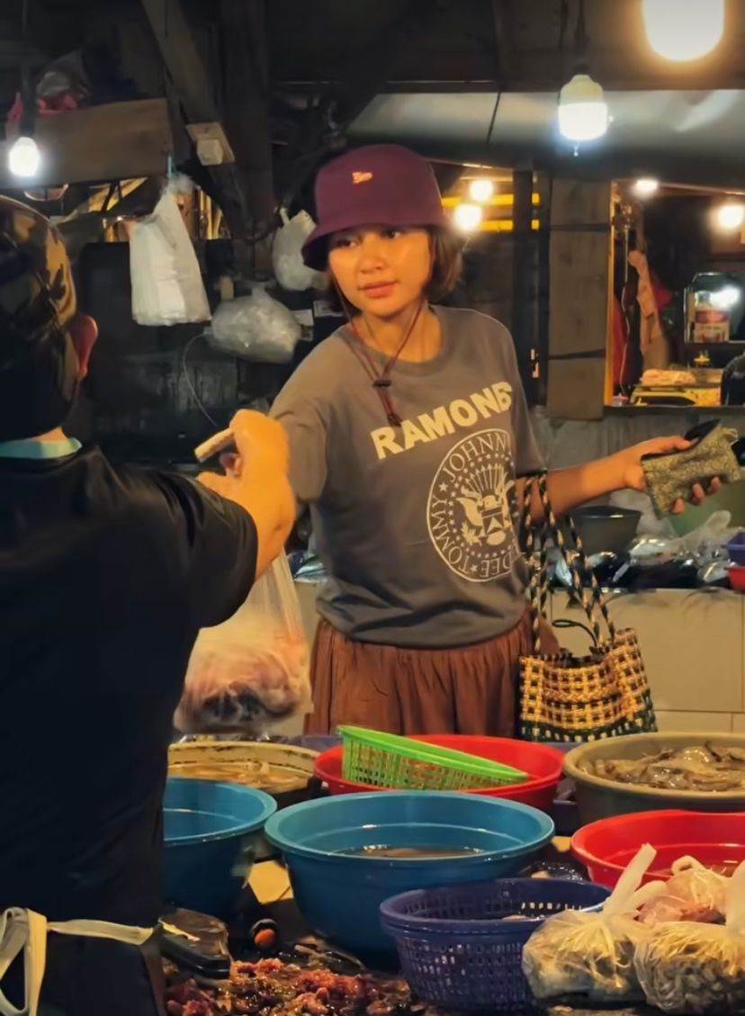 Indah Permatasari saat belanja di pasar tradisional. Foto : Instagram/indahpermatas