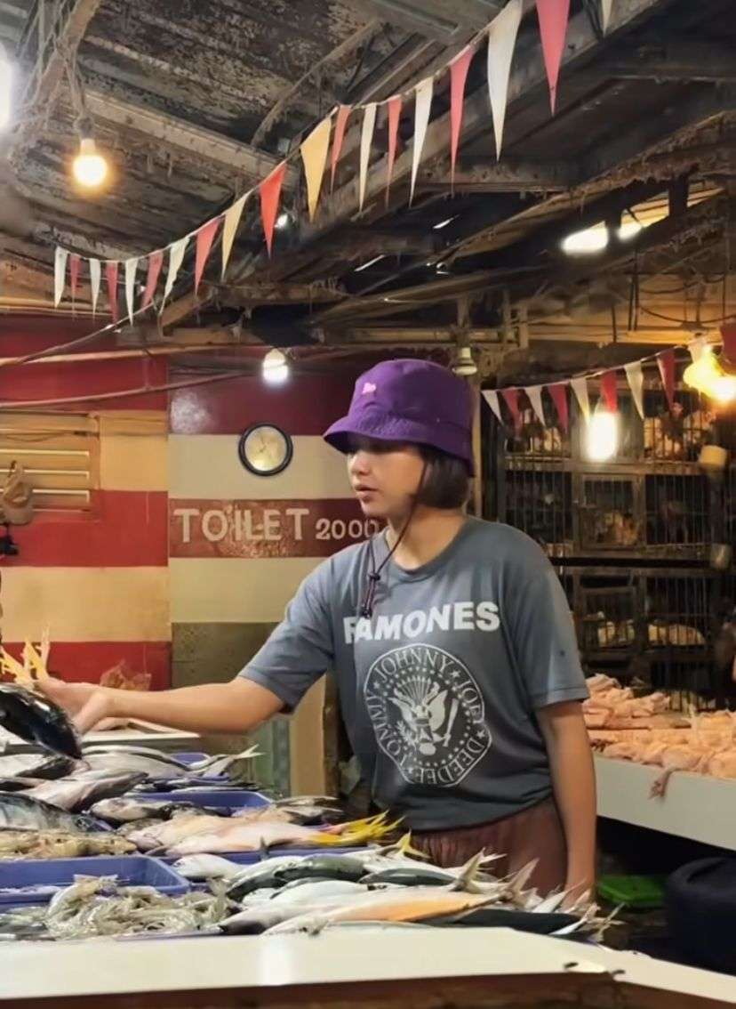 Potret sederhana Indah Permatasari saat belanja di pasar tradisional. Foto : Instagram/indahpermatas