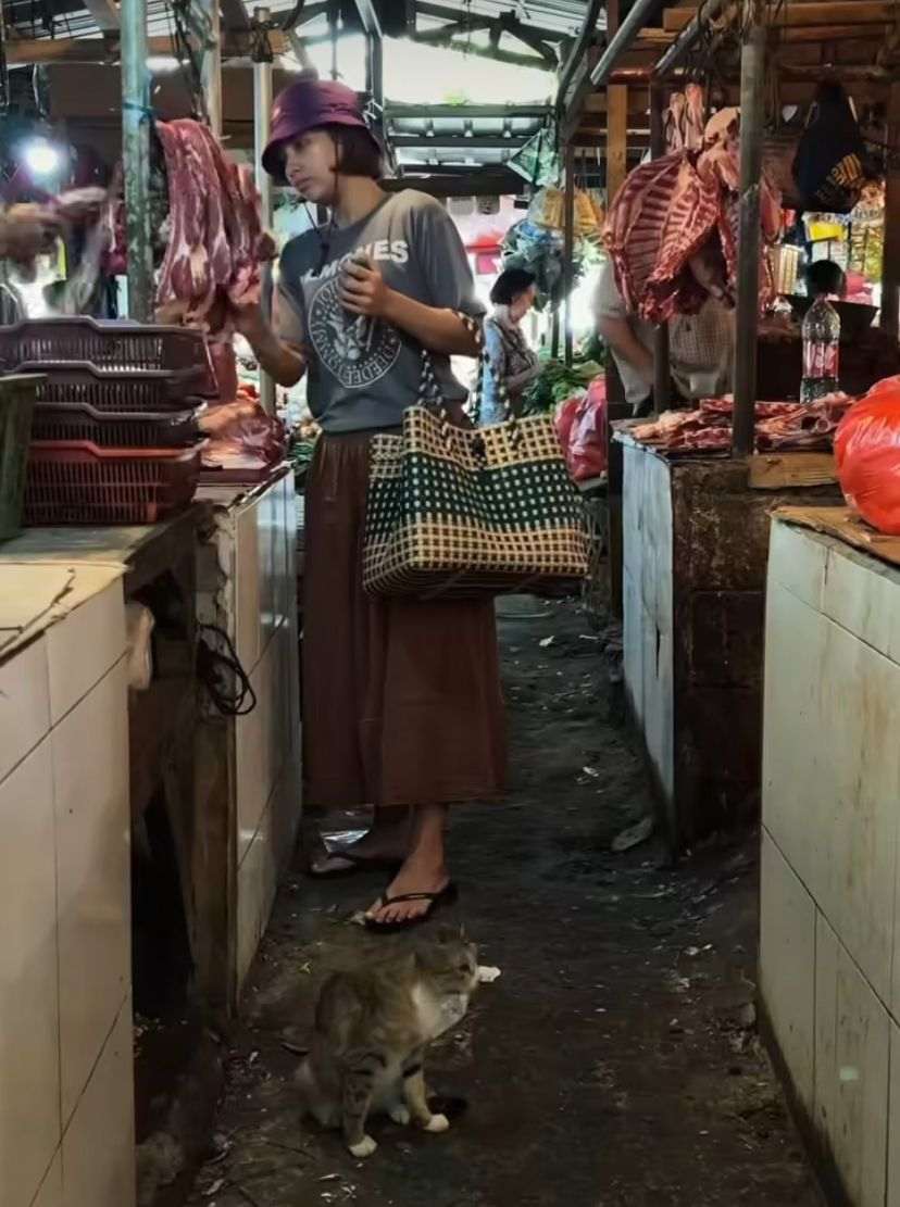 Potret sederhana Indah Permatasari saat belanja di pasar tradisional. Foto : Instagram/indahpermatas