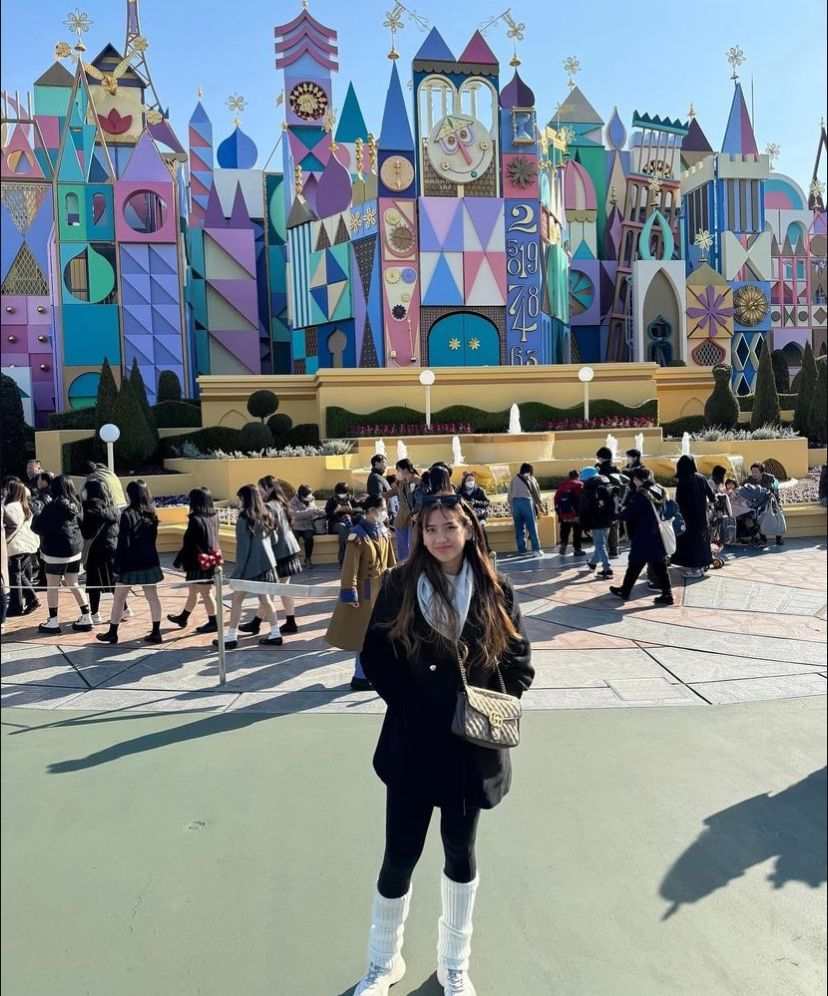 Yolla Yuliana berkunjung ke Tokyo Disneyland. Foto : Instagram/yollayuliana1515