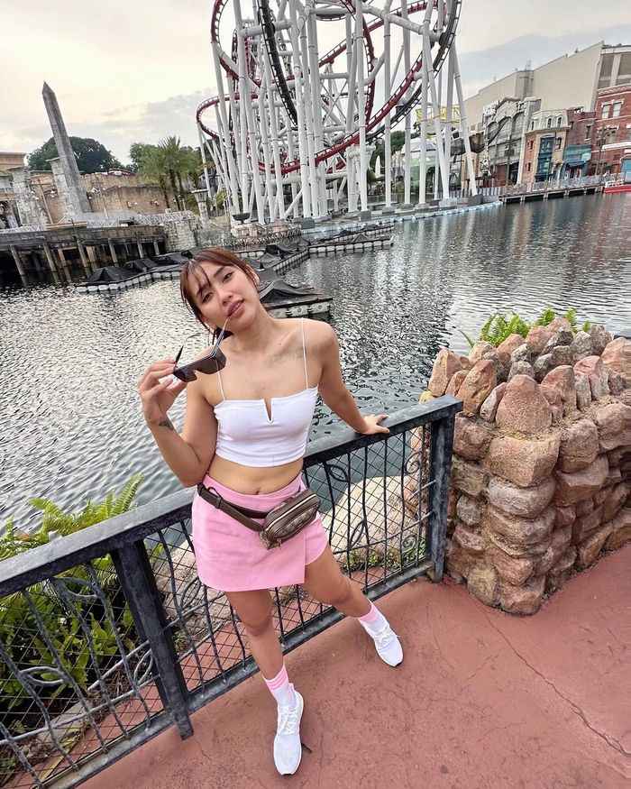 Yolla Yuliana mengunjungi Universal Studios Singapore. Foto : Instagram/yollayuliana1515
