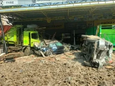 Kecelakaan beruntun terjadi di Jalan Raya Bandung-Subang. Foto : X/neptufa1