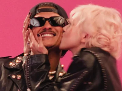 Rose BLACKPINK mencium pipi Bruno Mars di MV lagu 'APT'. Foto: Dok. YouTube Rose