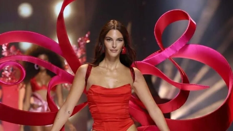 Gaya Pacar Leonardo DiCaprio Debut di Victoria’s Secret Fashion Show 2024