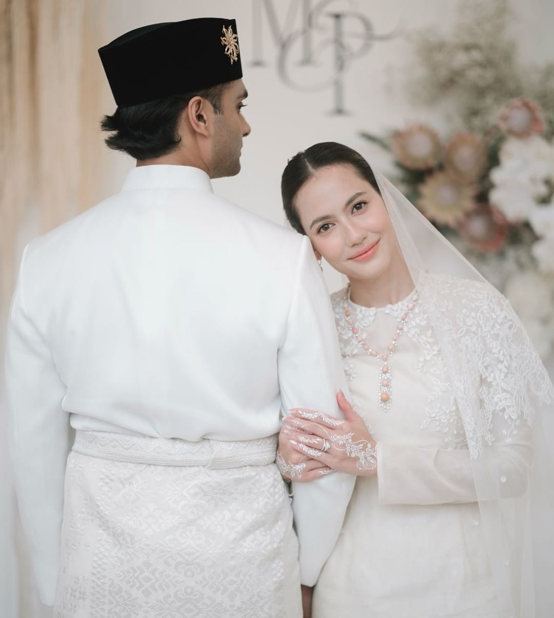 Pevita dan Mirzan memakai busana Melayu. Foto: Dok. Instagram @pevpearce