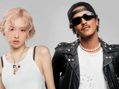 Lagu kolaborasi Rose BLACKPINK dan Bruno Mars berjudul 'APT' sukses memuncaki chart musik. Foto: Dok. Atlantic Records via Vogue