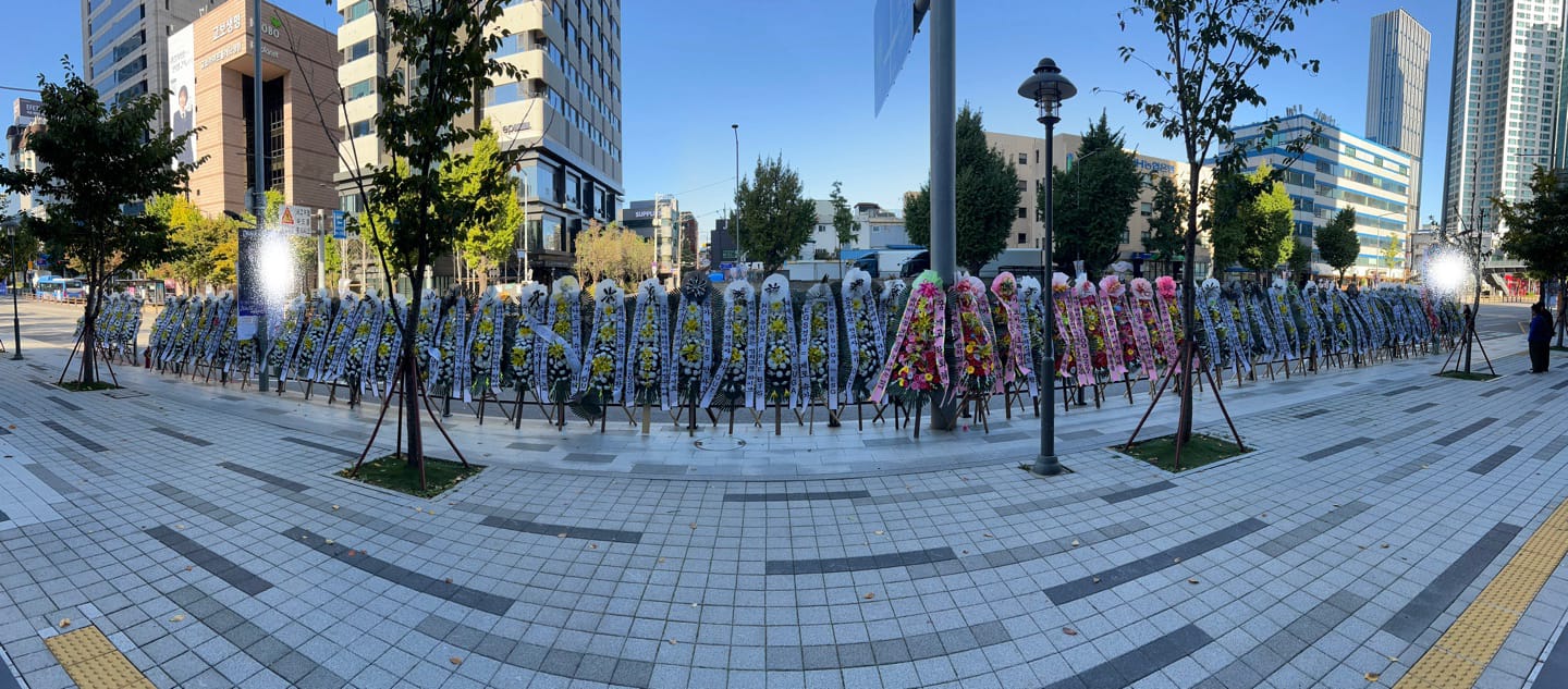 Karangan bunga di depan gedung HYBE. Foto: Dok. Instiz