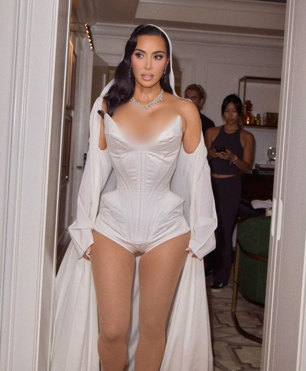 Jubah putih Kim dengan tudung. Foto: Dok. Instagram @kimkardashian
