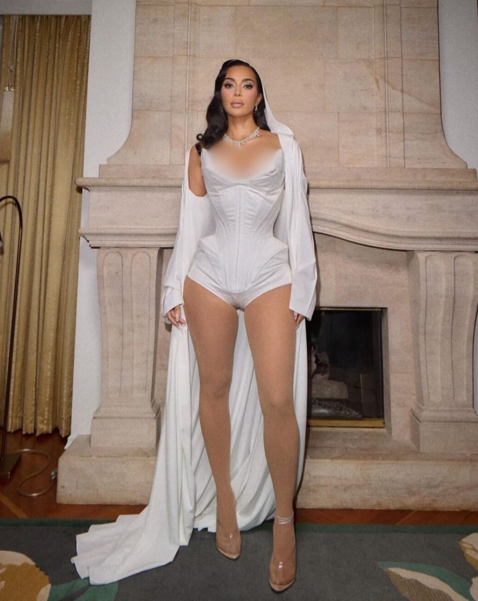 Aksesoris serba berlian Kim Kardashian dari ujung kepala hingga ujung kaki. Foto: Dok. Instagram @kimkardashian