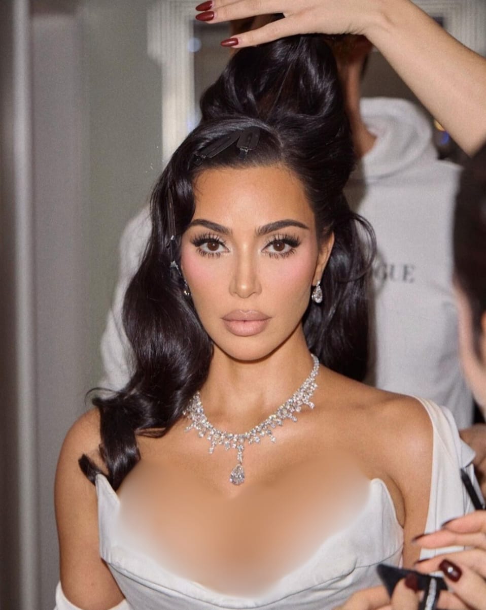 Riasan wajah dan rambut Kim yang bernuansa retro. Foto: Dok. Instagram @kimkardashian