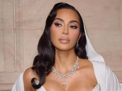 Kim Kardashian memakai korset vintage dari tahun 1998. Foto: Dok. Foto: Dok. Instagram @kimkardashian