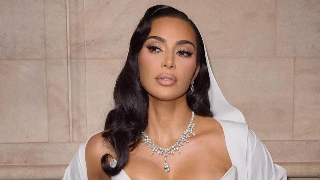 Gaya Seksi Kim Kardashian Pakai Korset Vintage Koleksi Mugler 1998