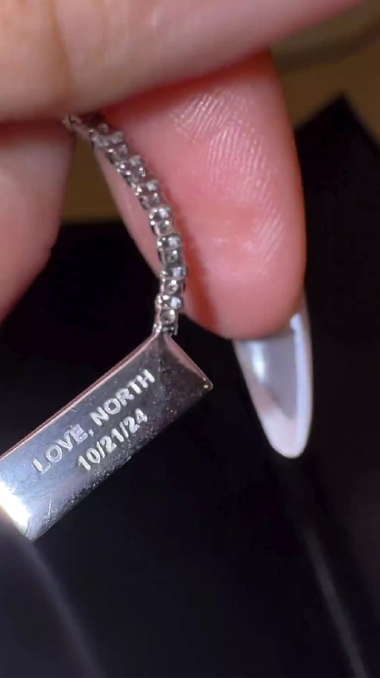 Bagian belakang kalung. Foto: Dok. Instagram @kimkardashian