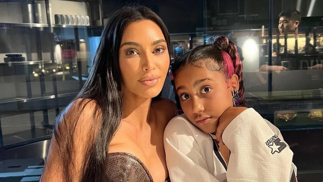 Kim Kardashian Dapat Kado Kalung ‘Skibidi Toilet’ dari Anaknya