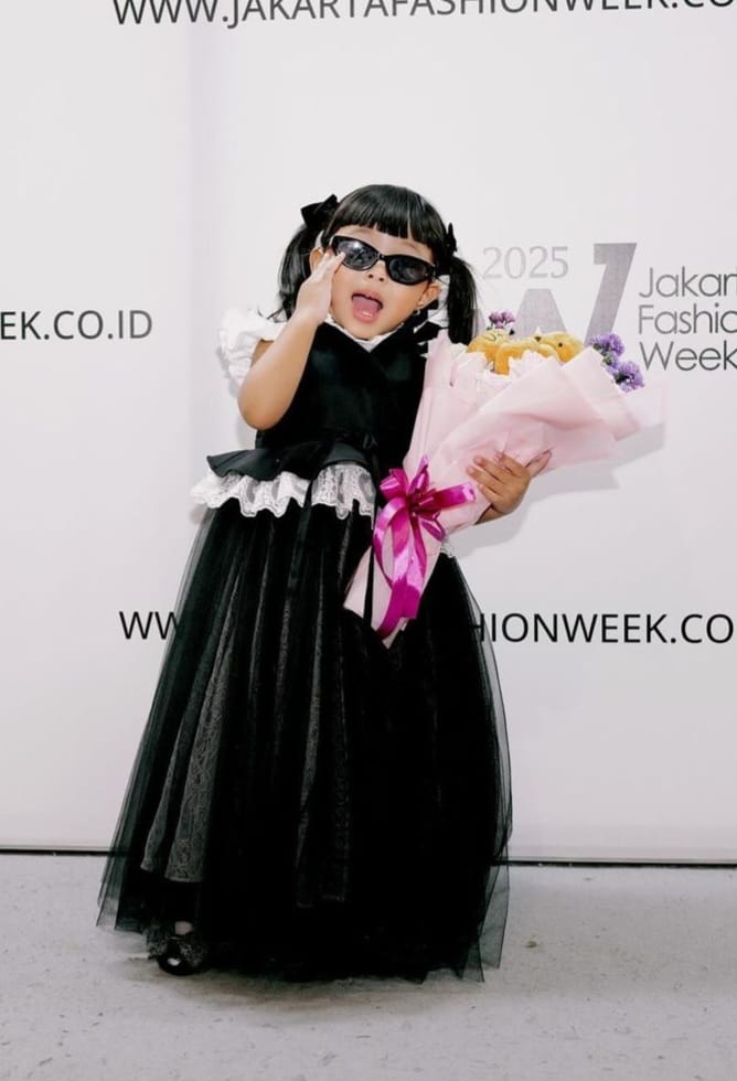 Gaya menggemaskan Ameena. Foto: Dok. Instagram @aurelie.hermansyah