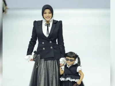 Aurel dan putrinya, Ameena melenggang di runway JFW 2024. Foto: Dok. Instagram @aurelie.hermansyah