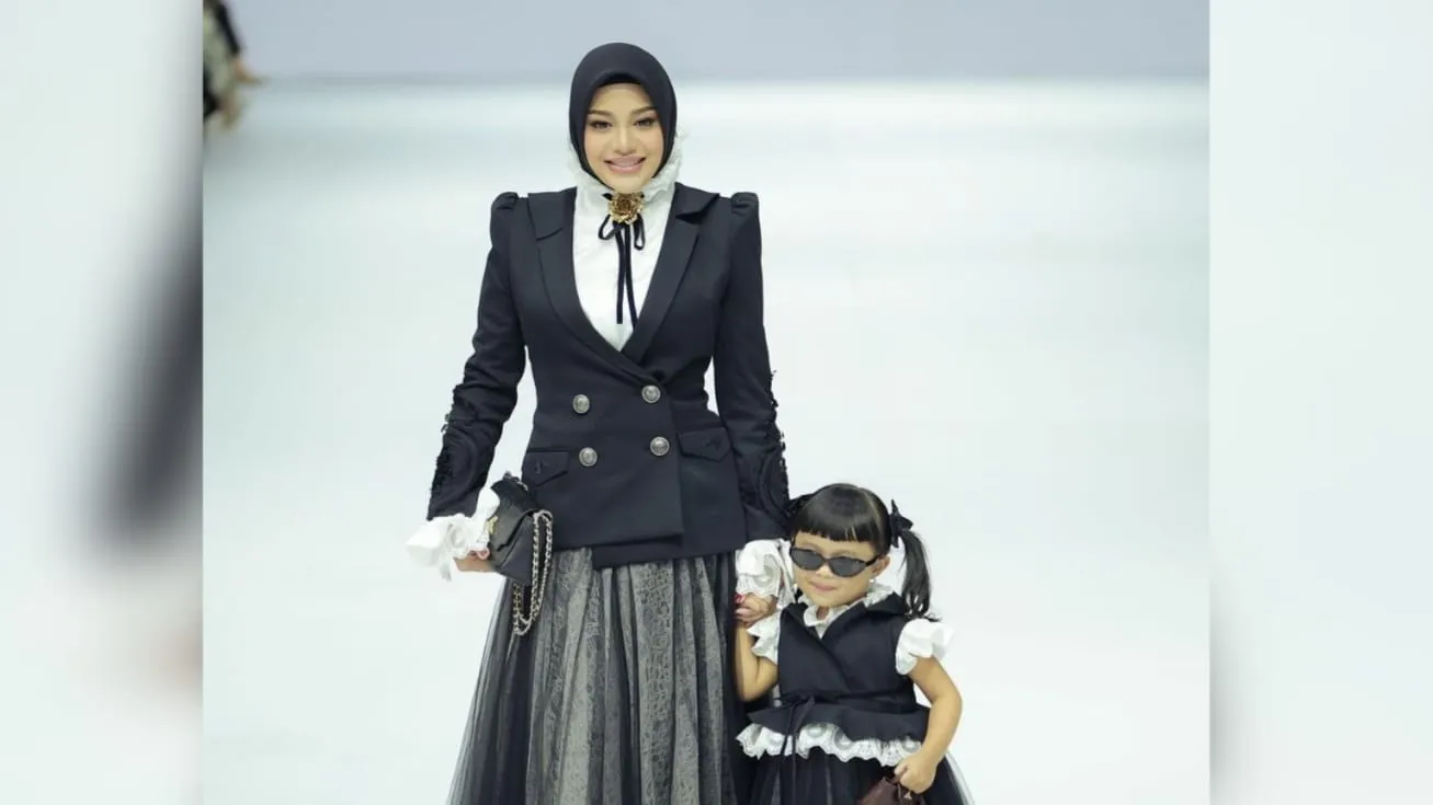 Gaya Elegan Aurel Hermansyah dan Ameena di Runway JFW 2024