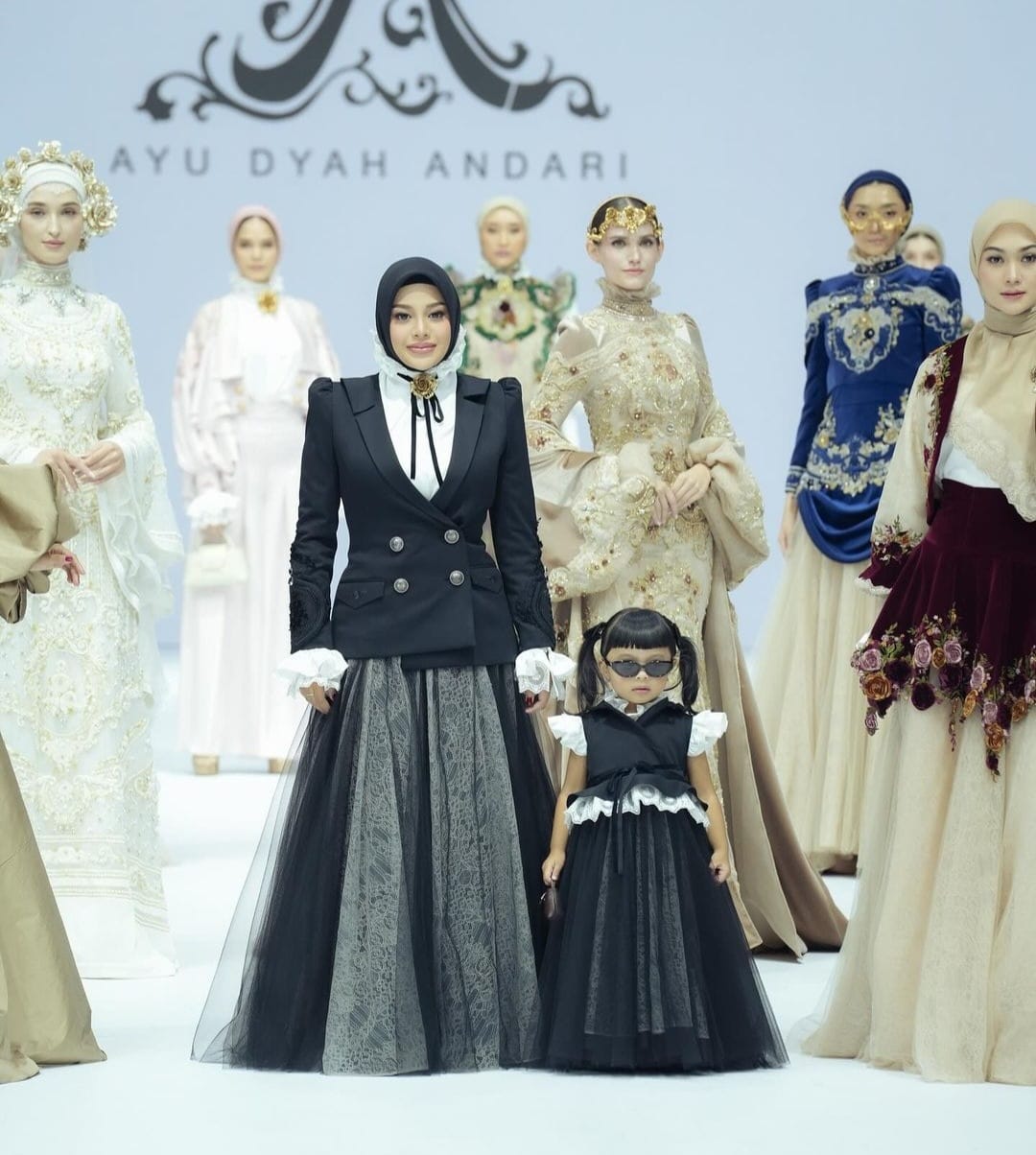 Bersanding dengan model lain. Foto: Dok. Instagram @aurelie.hermansyah