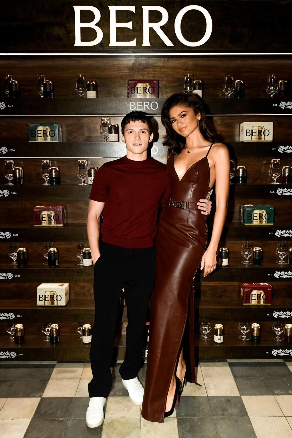 Tom Holland dan Zendaya kompak pakai busana merah. Foto: Dok. Rommel Demano/BFA.com via Page Six
