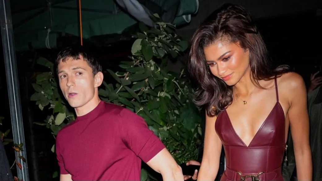 Bak Superhero, Tom Holland Lindungi Zendaya Dari Paparazi