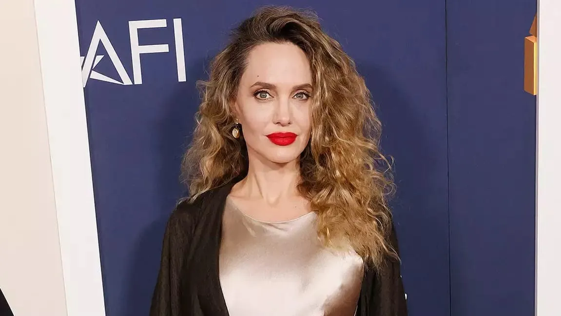 Gaya Rambut Langka Angelina Jolie saat Hadiri Premier ‘Maria’