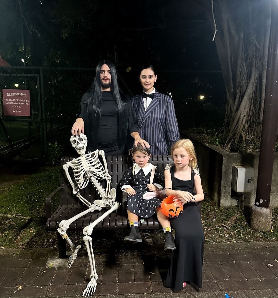 Benedikt menjadi Morticia Addams. Foto: Dok. Instagram @marissaln