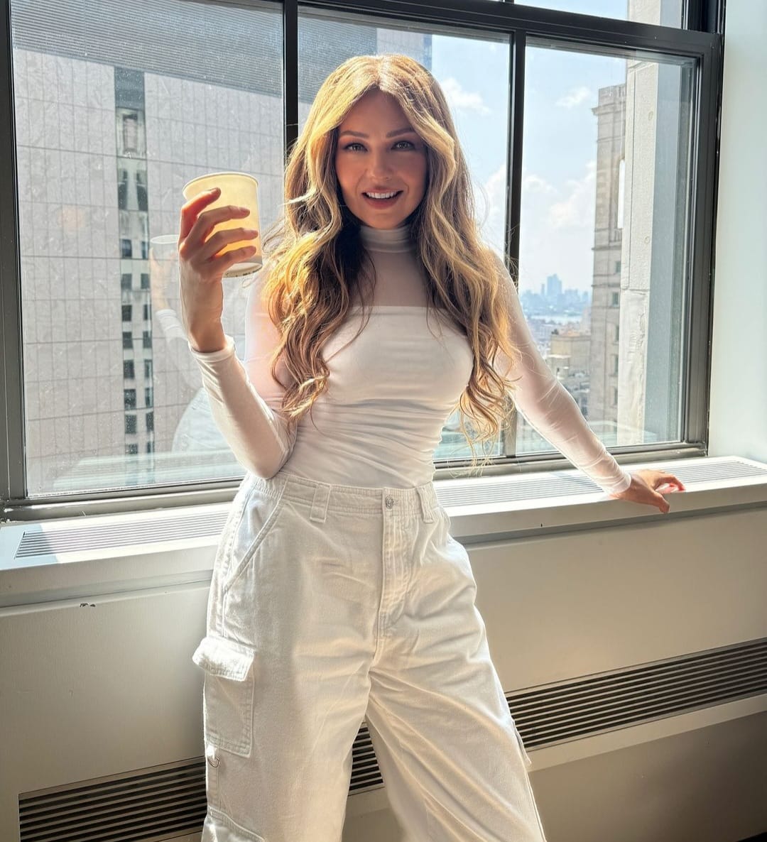 Gaya Thalia saat rekaman untuk album baru. Foto: Dok. Instagram @thalia