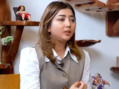 Pratiwi Noviyanthi alias Novi yang membantu mengumpulkan donasi untuk Agus Salim. Foto: Dok. YouTube Curhat Bang Denny Sumargo