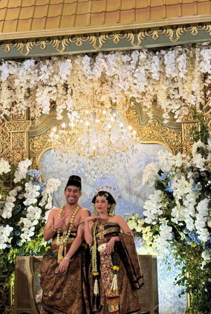 Acara resepsi pernikahan Anggika dan Omar yang kental dengan adat Jawa (Foto: Instagram/anggikabolsterli)
