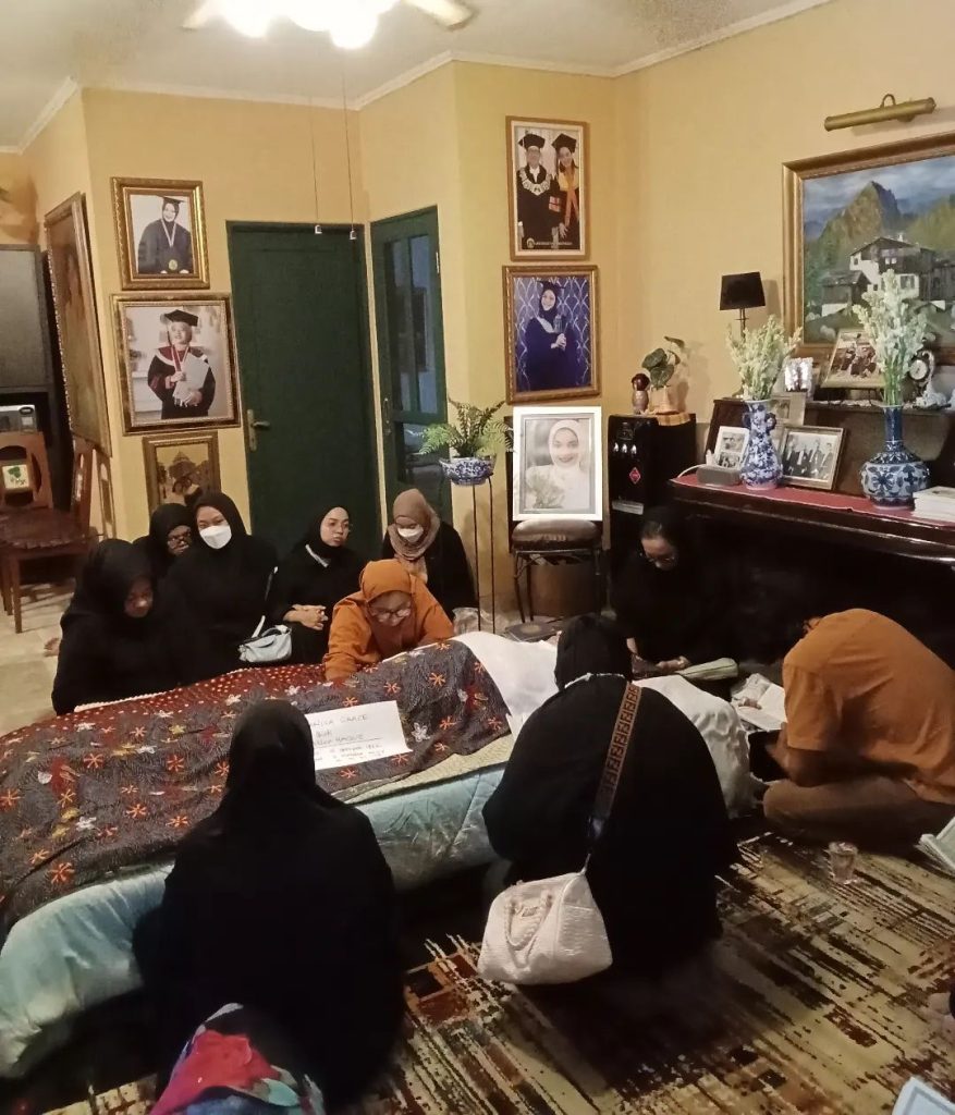 Beberapa keluarga mengaji di depan jenazah Marissa Haque (Foto: Instagram/bellafawzi_)