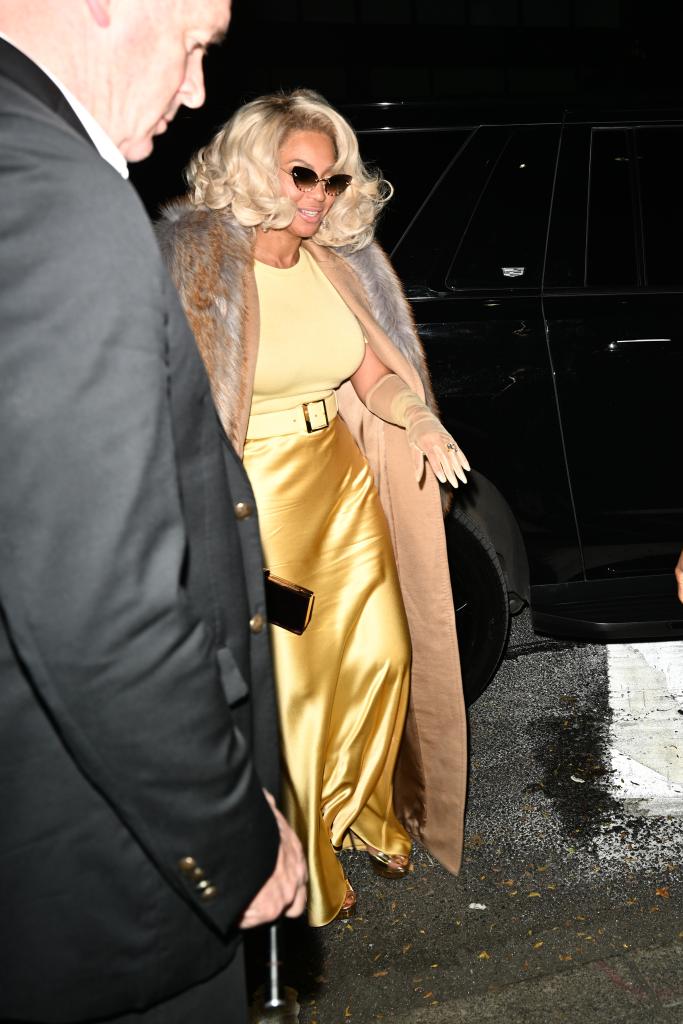 Beyonce menggunakan kacamata cat-eye dan high heels berwarna emas (Foto: INSTARimage)