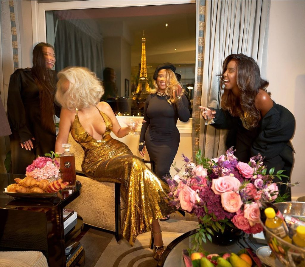 Potret Beyonce bersama dengan keluarganya, Kelly Rowland dan Angie Beyincé (Foto: Instagram/beyonce)